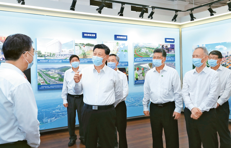 2020年10月12日至13日，中共中央總書記、國家主席、中央軍委主席習(xí)近平在廣東考察。這是13日下午，習(xí)近平在汕頭市小公園開埠區(qū)汕頭開埠文化陳列館考察，了解汕頭開埠歷史、經(jīng)濟(jì)特區(qū)發(fā)展成就及下一步發(fā)展規(guī)劃情況。新華社記者 鞠鵬/攝